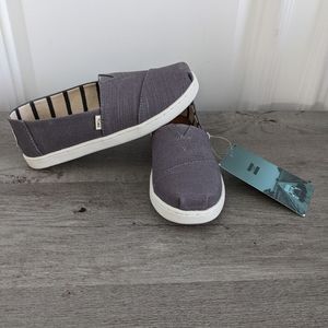 Toms Youth size 1